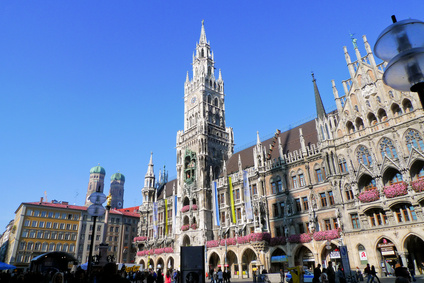 Sehr beliebt bei den Touristen, der Marienplatz in München mit Rathaus und Glockenspiel.