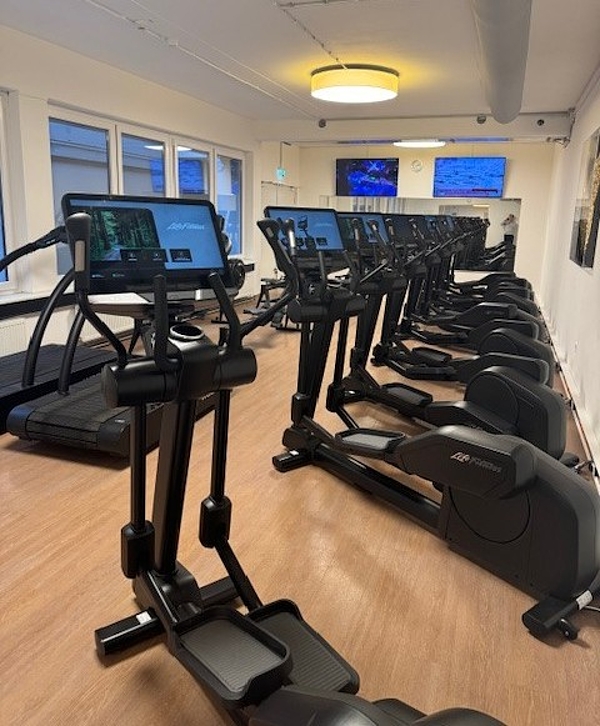 Crosstrainer mit Multimedia-Display im Fitnessstudio Arabellapark München