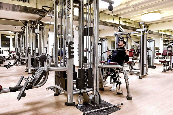 Moderne Trainingsgeräte im Arabella Fitness – Fitnessstudio München-Bogenhausen