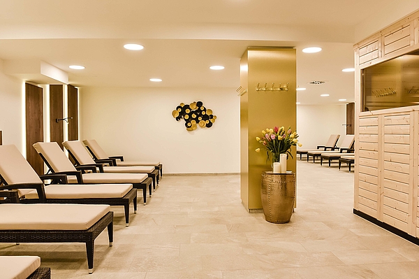 Ruheraum mit Liegen und Sauna im Arabella Fitness – Fitnessstudio München-Bogenhausen
