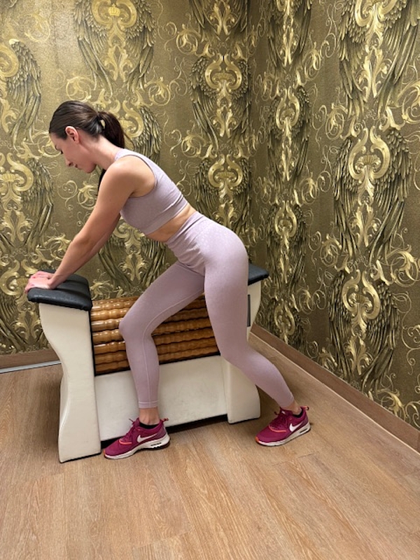 Rollenmassage im Fitnessstudio Arabellapark Frau nutzt das Rollenmassagegerät im Fitnessstudio Arabellapark in München Bogenhausen
