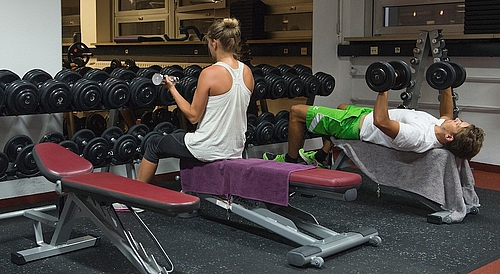 hanteltrainingsbereich 2 fitnessstudio arabellapark Frauenkrafttraining mit Kurzhanteln zum Gewebestraffen im Fitnessstudio Arabellapark