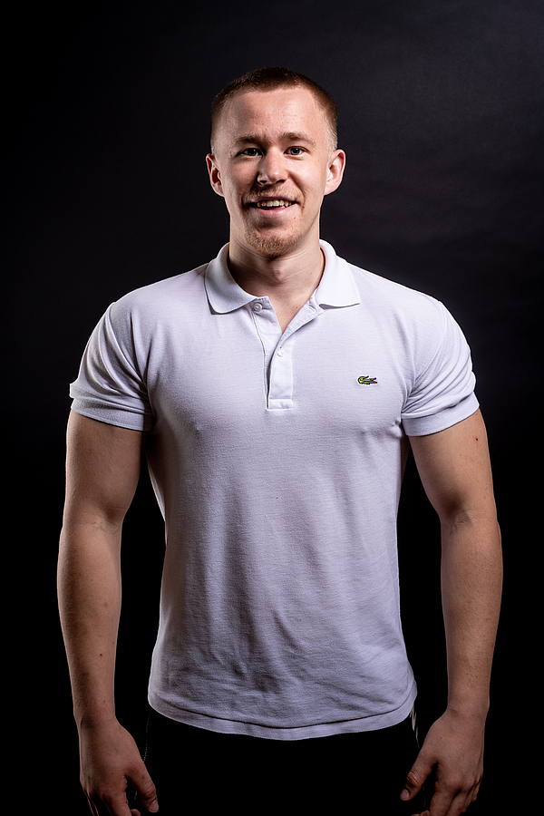 Personaltrainer Moritz im Fitnessstudio Arabellapark München – individuelles Training für Gesundheit, Kraft und Schmerzfreiheit