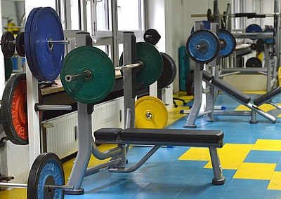 hanteltrainingsbereich fitnessstudio arabellapark Hantelraum mit Lang- und Kurzhanteln
