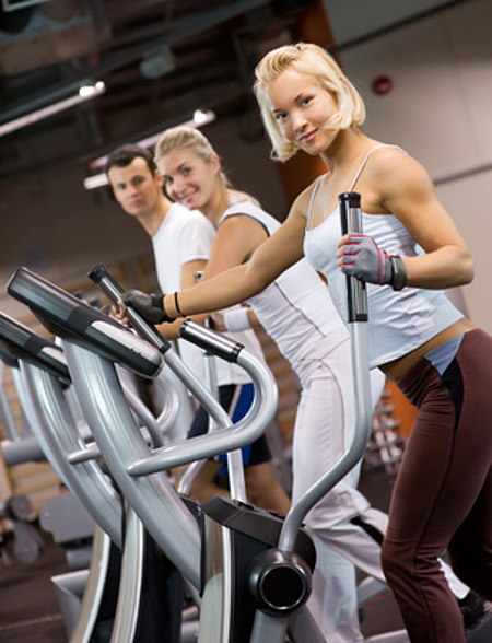 Sie haben Knieproblem oder Übergewicht und können deswegen nicht Laufen? Dann trinieren Sie doch mit dem Crosstrainer, dort verbrennen Sie sehr viele Kalorien und werden fitt.