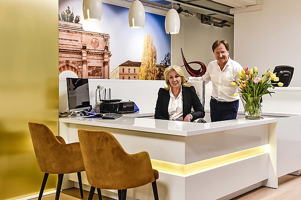 Rezeption im Arabella Fitness München-Bogenhausen mit Inhaberin Gabi am Empfang und Heiko dahinter