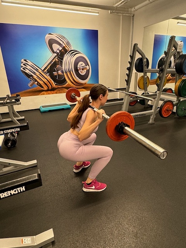 Frau trainiert bei Arabella Fitness im Arabellapark in München