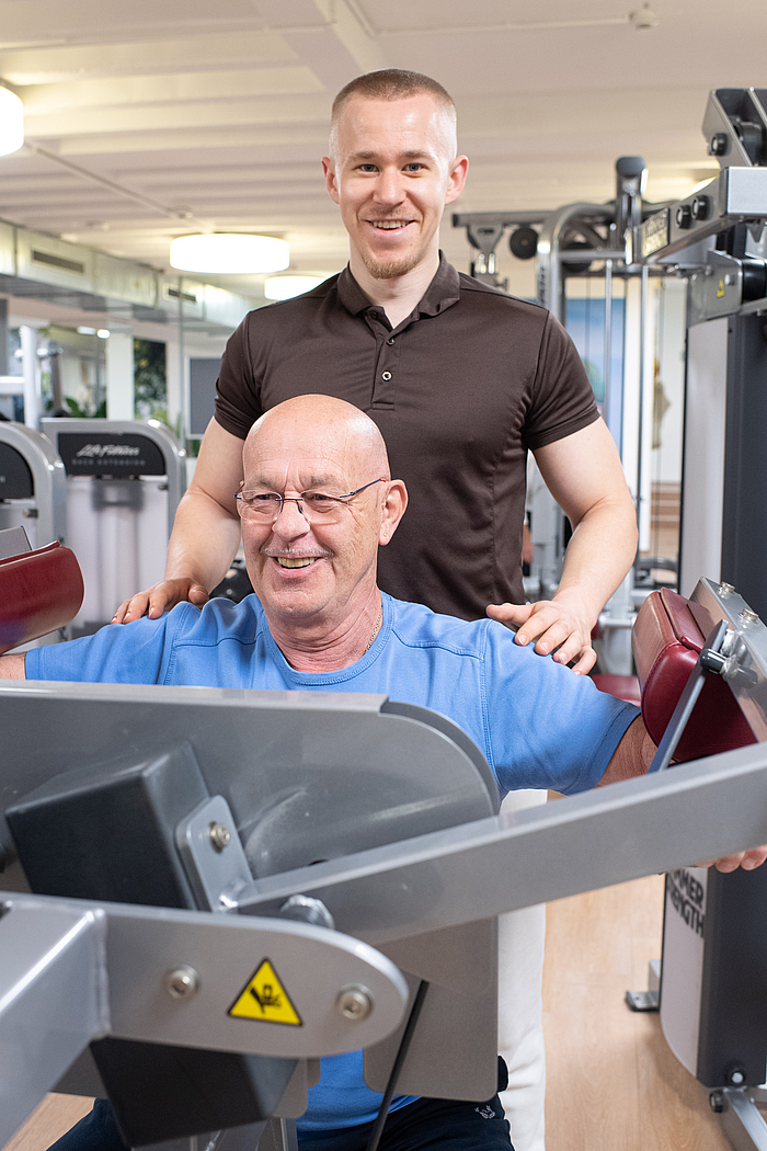 Personaltrainer Moritz beim individuellen Training mit einem Kunden im Fitnessstudio Arabellapark München Bogenhausen