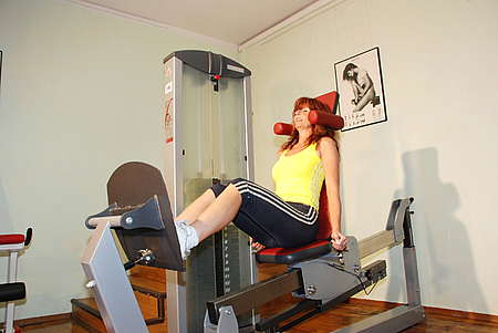 beinpresse arabella fitnessstudio muenchen Frau beim Kraftrainig im Fitnessstudio in München