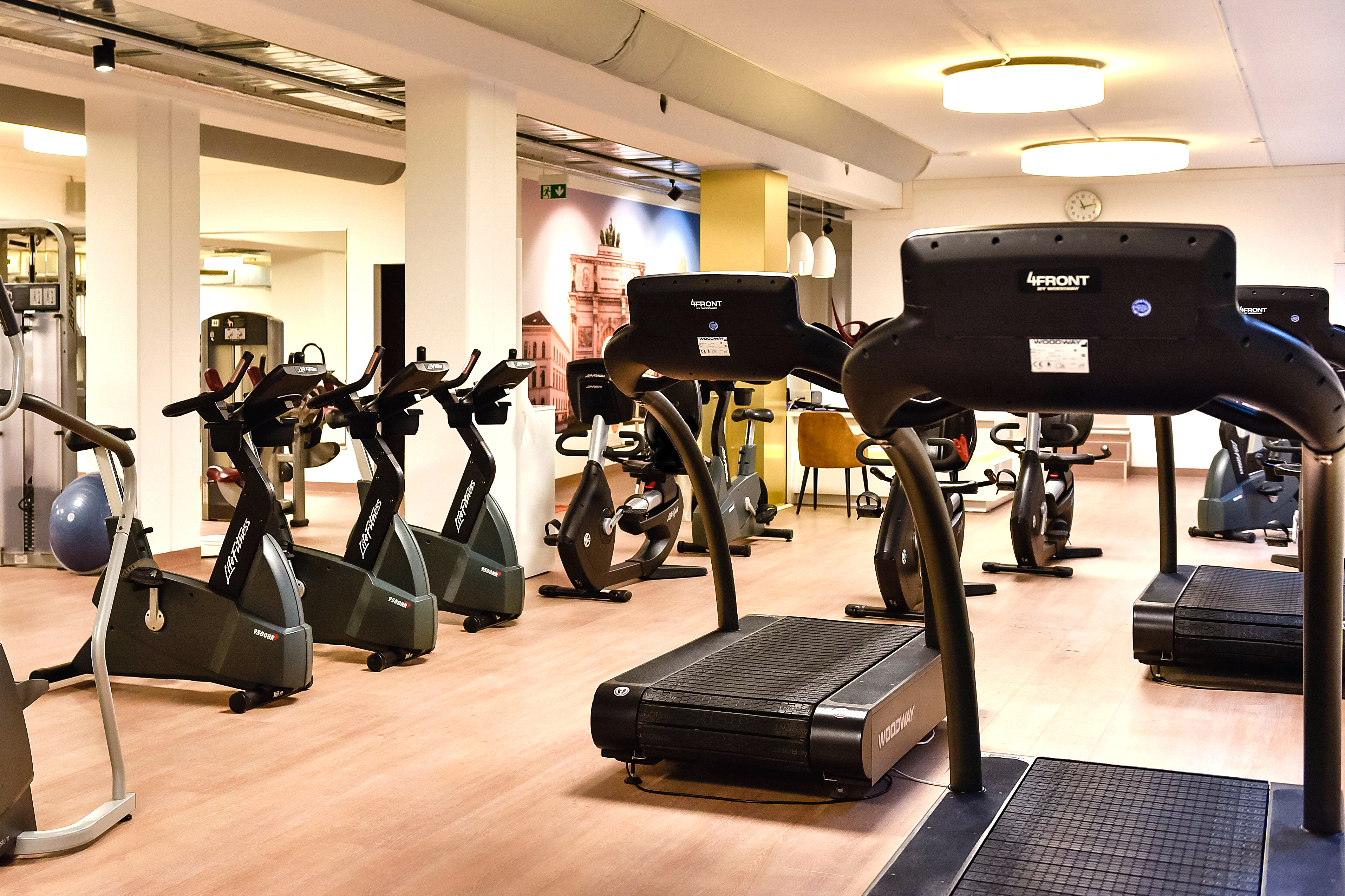 Fitnessstudio Arabellapark im Münchner Stadtteil Bogenhausen nahe HVB Turm