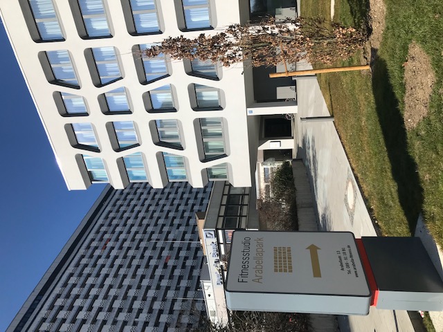 neuer Hauseingang zum Fitnessstudio Arabellapark München